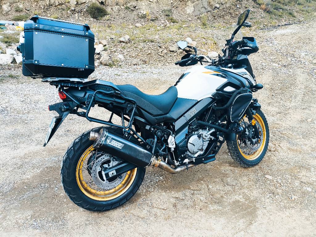 SUZUKI V-Strom 650 XT. Viti 2021
24k Km
ABS + Traction Control
-Hekura mbrojtes GIVI para mbrapa
-Valixhe Kappa 45l
-Lupa x4 GIVI
-Marmite full nga kolektoret MIVV + origjinalja
-Gomat MITAS E7 90%
-Filter Ajri & Vaji K&N
-Sherbimet e bera
-Dokumentacioni 1 vit
I gatshem per kontroll te mekaniku juaj.
Çmimi nuk diskutohet.
Nuk nderohet.